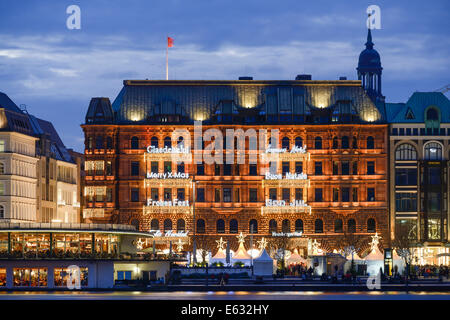 Hamburger Hof con le luci di Natale in diverse lingue, Alsterpavillon e mercato di Natale, Jungfernstieg, Amburgo, Germania Foto Stock