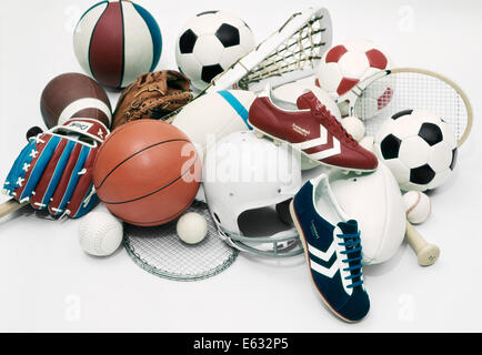 Anni Settanta VINTAGE ASSORTITI ATTREZZATURE SPORTIVE DISPOSIZIONE casco da football Running Shoe Soccer Basket Tennis palla da baseball e guanto Foto Stock