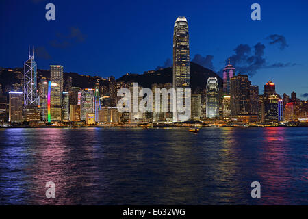 Visualizzare al blue ora da Kowloon sull isola di Hong Kong sullo skyline di Hong Kong, Fiume, Centrale, con la Banca di Cina a sinistra Foto Stock