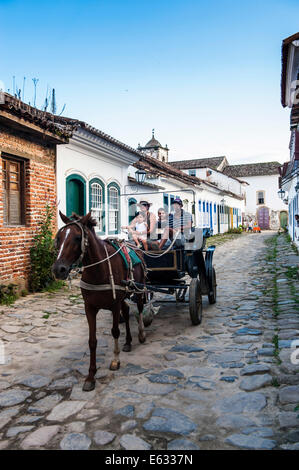 Carrello a cavallo con i turisti, Paraty, Stato di Rio de Janeiro, Brasile Foto Stock