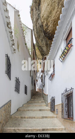 Vicolo stretto con parete di roccia, a Setenil de las Bodegas, Andalucía, Spagna Foto Stock