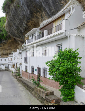 Case costruite nella roccia, a Setenil de las Bodegas, Andalucía, Spagna Foto Stock