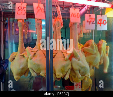 Pollo fresco di una macelleria in un mercato, Kowloon, Hong Kong, Cina Foto Stock