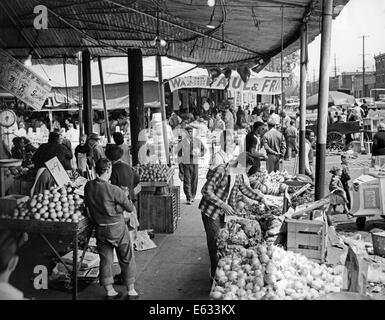 Anni Cinquanta anni sessanta persone shopping per produrre a livello urbano OUTDOOR Mercato alimentare di Philadelphia PA USA Foto Stock