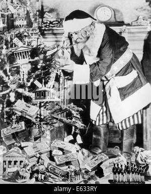 1930s lo zio Sam vestiti da Babbo Natale Decorare ALBERO DI NATALE CON LE ICONE DI BUONA E SERVIZI NECESSARI DURANTE LA DEPRESSIONE ECONOMICA Foto Stock