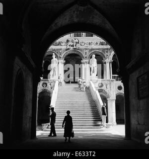 1930s 1940 VENEZIA PALAZZO DUCALE VISTA ATTRAVERSO ARCHWAY alla scalinata con le statue di Nettuno e Marte Foto Stock