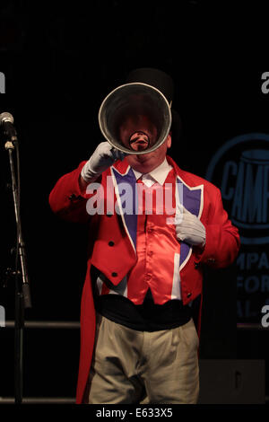 Ring Master con forte haler a 2014 Great British Beer Festival in London Kensington Olympia Foto Stock