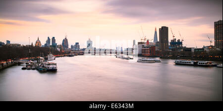 La città di Londra skyline visto oltre il Fiume Tamigi Londra Inghilterra Foto Stock