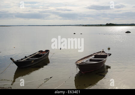 Due antiche in legno barche a remi legato fino al litorale Foto Stock