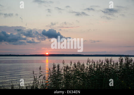 Tramonto a lamelle dalla costa dell'isola di Öland nel mar Baltico in Svezia Foto Stock