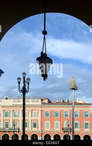Italianamente storica architettura & arco su Place Massena Massena o piazza della città di Nizza Alpi Marittime Francia Foto Stock
