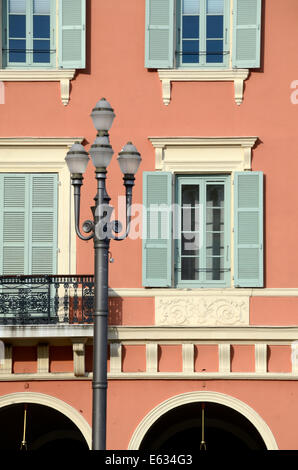 Italianamente facciata di edificio storico, Architettura e Lampione su Place Massena Nizza Alpi Marittime Francia Foto Stock