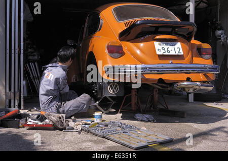 Una VW Beetle auto al meccanico di automobili officina di riparazione, Kyoto, Giappone Foto Stock