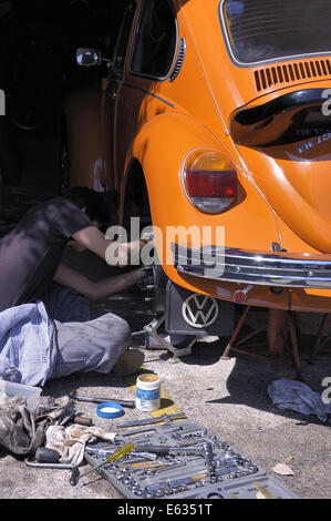 Una VW Beetle auto al meccanico di automobili officina di riparazione, Kyoto, Giappone Foto Stock