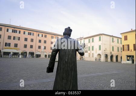 Brescello (Reggio Emilia), Italia), la statua di Don Camillo, di fronte alla chiesa Foto Stock