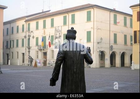 Brescello (Reggio Emilia), Italia), la statua di Don Camillo, di fronte alla chiesa Foto Stock