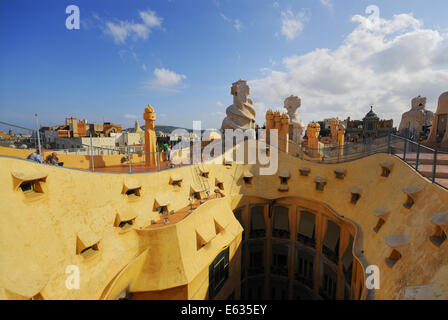 Camini surreale o sculture, sul tetto della Casa Milá o La Pedrera, di Antoni Gaudi, Barcellona, Spagna Foto Stock