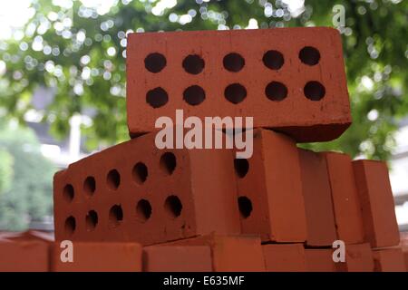 Dacca 13 agosto 2014. Pila di cavità rosso dei mattoni. Foto Stock