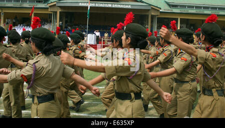 Srinagar, Indiano Kashmir amministrato.13 Agosto 2014 : . Un gruppo di National Cadet Corps di molte scuola marzo passato durante la piena dress Reharsal per Giorno Di Indipendenza a bakshi stadium srinagar India di celebrare il Giorno di indipendenza il 15 agosto Credito: Sofi Suhail/Alamy Live News / Foto Stock