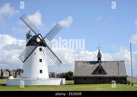 Il mulino a vento di lytham sul lungomare di lytham, lancashire, Regno Unito Foto Stock