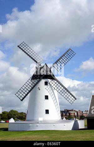 Il mulino a vento di lytham sul lungomare di lytham, lancashire, Regno Unito Foto Stock