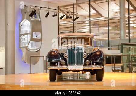 Auto antiquariato Horch 851 presso la fabbrica trasparente della Volkswagen a Dresda in Sassonia, Germania, Europa Foto Stock