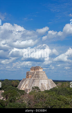 La piramide del mago Uxmal Yucatan Messico Foto Stock