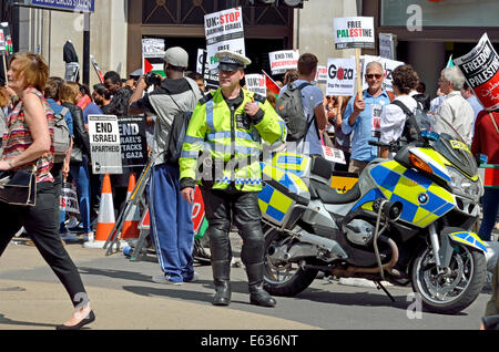 Motociclo funzionario di polizia in servizio durante il mese di marzo per la Striscia di Gaza, Londra 9 Agosto 2014 Foto Stock