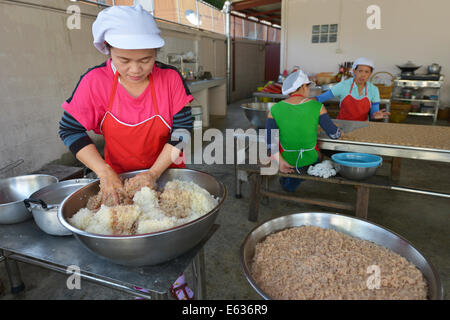 Lampang, Tailandia - 12 Febbraio 2014: Donne rendendo fritte torte spruzzata con zucchero palm in Lampang, Thailandia Foto Stock