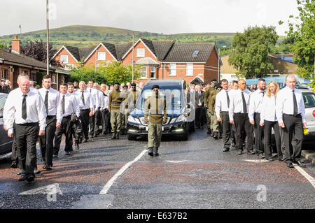 Belfast, Irlanda del Nord. Il 13 agosto 2014. Funerale paramilitare del veterano IRA volontario Tony Catney Credit: stephen Barnes/Alamy Live News Foto Stock