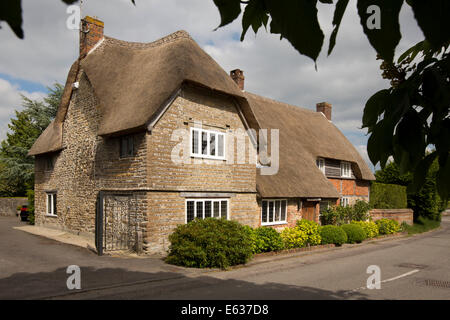 Regno Unito Inghilterra, Dorset, Okeford Fitzpaine, casa di paglia Foto Stock