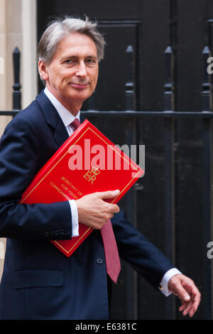 Londra, Regno Unito. 13 Ago, 2014. Gli affari esteri segretario Philip Hammond arriva al 10 di Downing Street per presiedere una riunione COBR discutendo thelates sviluppi in Iraq le stuggle contro l' assalto. Credito: Paolo Davey/Alamy Live News Foto Stock