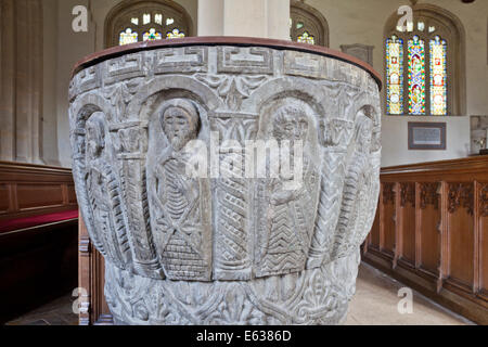 Uno dei migliori font normanna nel Regno unito alla chiesa di St Peters nel villaggio Costwold di Rendcomb, GLOUCESTERSHIRE REGNO UNITO Foto Stock