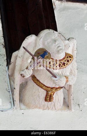 Un corbel nella chiesa di St Peters nel villaggio Costwold di Rendcomb, GLOUCESTERSHIRE REGNO UNITO - un mancino angelo riproduzione di un violino Foto Stock