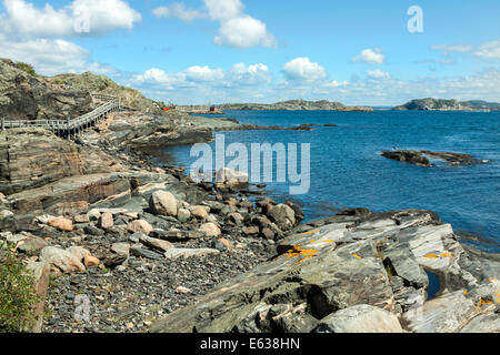 Escursione intorno alla costa rocciosa sull isola di Stora Dyrön, Tjörn comune, Bohuslan, Västra Götaland County, Svezia. Foto Stock