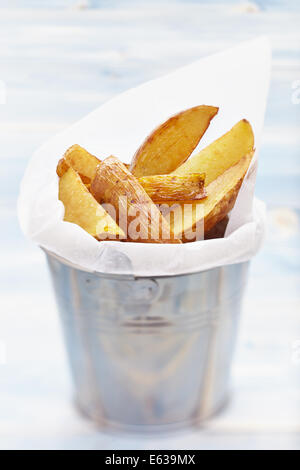 Patatine fritte fatte in casa in un piccolo cucchiaio di metallo Foto Stock