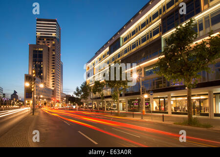 Berlin Zoologischer Garten con Hotel Waldorf Astoria e shopping mall Bikini House durante la notte Foto Stock