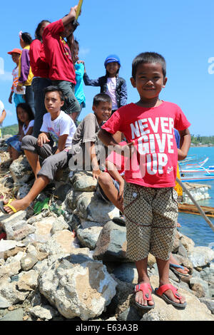 Bambini su dal tifone Haiyan/Yolanda nel novembre 2013 ha distrutto la pesca isola Naborot, Filippine Foto Stock