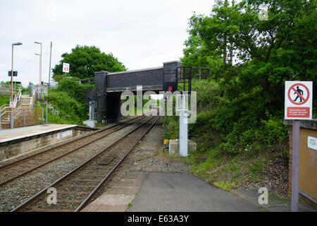 Whitlock finali della stazione ferroviaria che mostra un ponte stradale e nessun segno di attraversamento Foto Stock