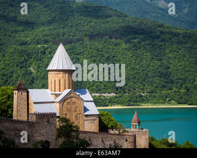 Il castello di Ananuri complesso accanto al serbatoio Zhinvali in Georgia, nel Caucaso. Foto Stock