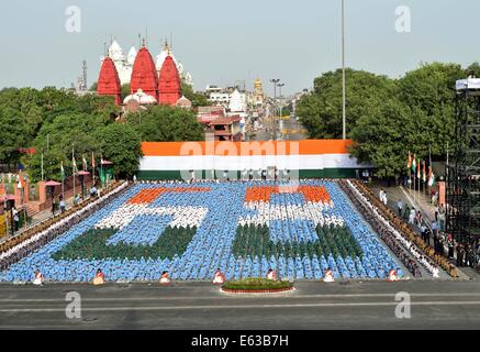 New Delhi, India. 13 Ago, 2014. Gli studenti della scuola sit in una formazione durante tutta la prova generale per le celebrazioni del Giorno dell'indipendenza sotto il Red Fort monumento a Nuova Delhi, in India, e il agosto 13, 2014. Primo Ministro indiano Narendra Modi affronterà la nazione dal bastione dello storico Fort rosso su India del 68esimo giorno di indipendenza che cade il 15 agosto. Credito: Partha Sarkar/Xinhua/Alamy Live News Foto Stock