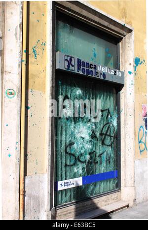 Roma - 15 ottobre: devastazione di una banca agenzia dal blocco nero gruppi durante le dimostrazioni indignatos su 15 ottobre 2011 Foto Stock