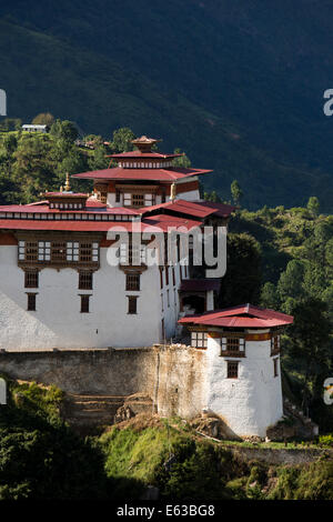 Il Bhutan orientale, Lhuentse, Rinchentse Phodrang Dzong in alto sopra Kuri Valle Chuu Foto Stock