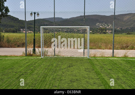 Soccer goalpost e net in vuoto il campo sportivo. Foto Stock