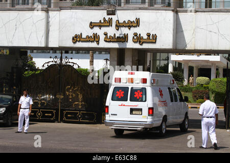 Il Cairo, Egitto. 13 Ago, 2014. Un trasporto in ambulanza ex presidente egiziano Hosni Mubarak arriva la Maadi Forze Armate ospedale da un elicottero al Cairo, Egitto, 13 Agosto, 2014. Egyptian ex presidente egiziano Hosni Mubarak ha detto Mercoledì in tribunale che non ha dato alcun ordine di uccidere i manifestanti durante il 2011 insurrezione popolare contro il suo lungo tempo regola e statali Nile TV segnalati. Credito: Ahmed Gomaa/Xinhua/Alamy Live News Foto Stock