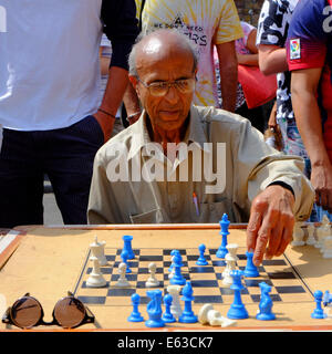 Il vecchio uomo giocando a scacchi in Brick Lane, Shoreditch, Londra, Inghilterra Foto Stock