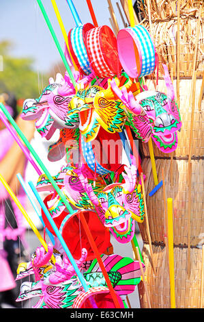 Sonaglio giocattolo del tamburo con dragon avvolto maniglia Foto Stock