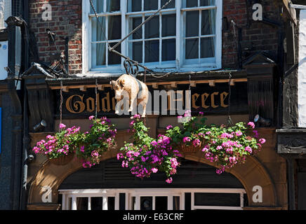 Primo piano del cartello del pub Golden Fleece RAM in estate York North Yorkshire Inghilterra Regno Unito Regno Unito Gran Bretagna Foto Stock