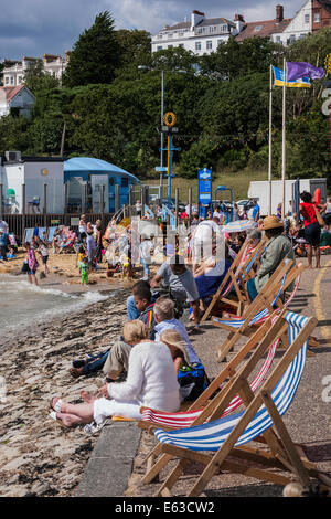 Southend-on-Sea, Essex, Regno Unito. 13 Ago, 2014. Dispite le temperature dello scambiatore di calore di persone accorrevano al resort di Southend-on-Sea per rendere la maggior parte del tempo piacevole. Qual piccole zone di spiaggia è rimasto ad alta marea sono stati rapidamente confezionato da famiglie che si diverte a questo tradizionale resort Credit: Timothy Smith/Alamy Live News Foto Stock