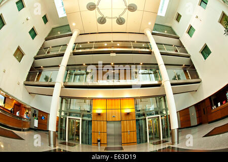 Gatwick Arora International Hotel Foyer cercando fino al 2 ° piano con ascensore nel centro Foto Stock